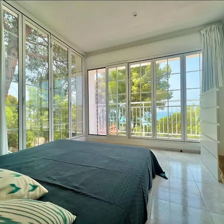 Villa Preciosa Rodeada De Pinos Con Vistas Al Mar - Servhouse