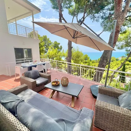 Villa Preciosa Rodeada De Pinos Con Vistas Al Mar - Servhouse